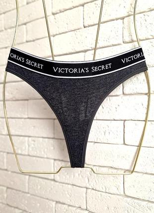 Трусики-стринги хлопковые с логотипом на резинке от бренда victoria’s secret серые/графитовые/антрацитовые