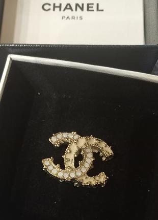 Брошка chanel