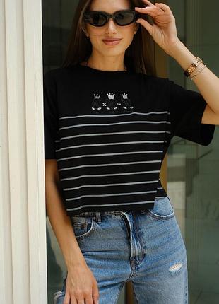 Женская укороченная черная широкая футболка в серую полоску с оригинальным принтом