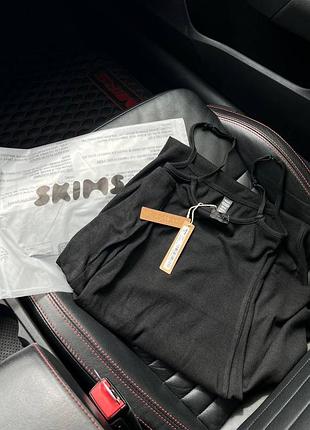 Чорна сукня skims