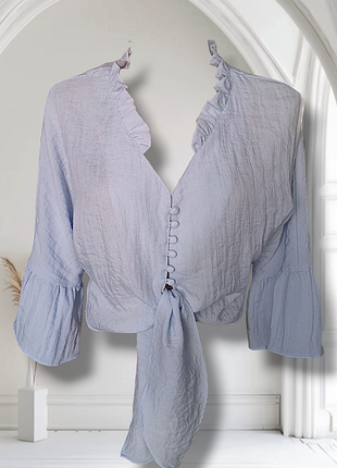 Блуза женская zara ml голубая укороченная женская вискоза на пуговицах короткий рукав с воланом рюша по горловине