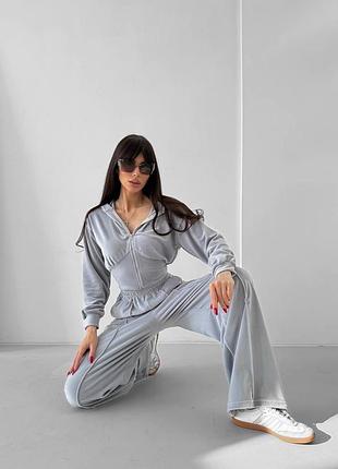 Жіночий велюровий костюм