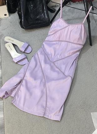 Розкішна сатинова сукня бузкова білизняний стиль