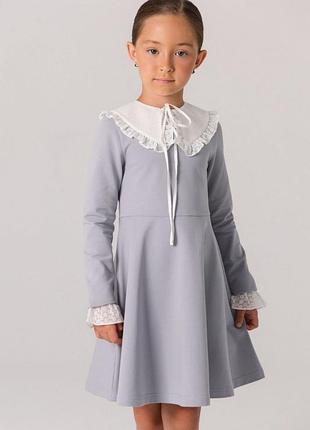 Платье с белым воротником