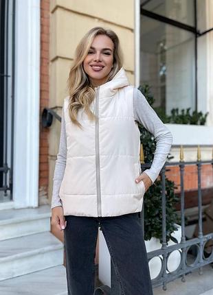 Жилетка теплая женская с капюшоном плащевка на 150 синтепоне 42-48 светло-бежевая
