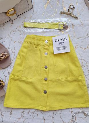 Женская яркая джинсовая мини юбка с поясом на пуговицах желтого цвета