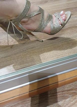 Босоножки на каблуке блестящие золото