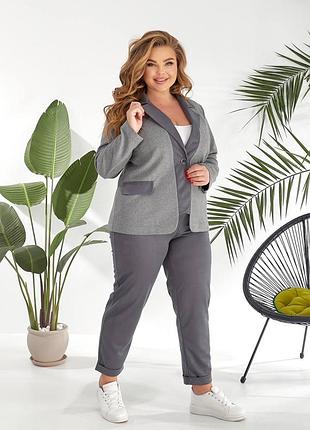 Сильный женский брючный костюм