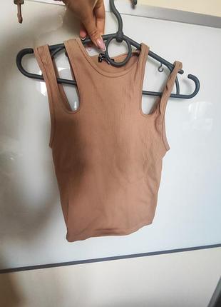 Коричнева майка топ з розрізами на плечах