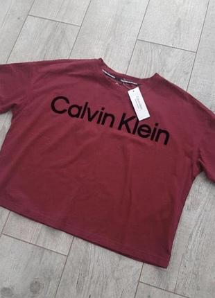 Calvin klein оригінал укорочена котонова футболка з оксамитовим лого бренда спереду р.m — l