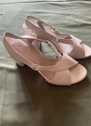 Босоніжки жіночі