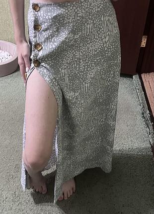 Спідниця з розрізом на ґудзиках