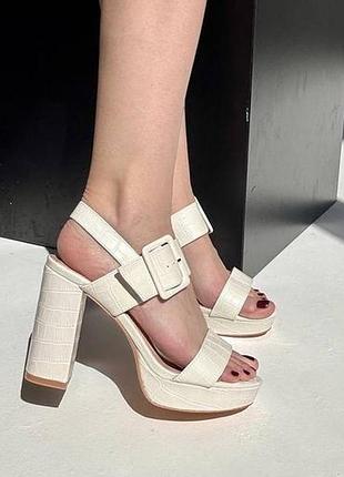 Жіночі шкіряні босоніжки на високих підборах kamengsi 1338 білі