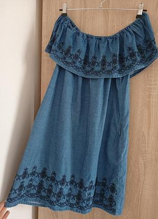 Красива сукня з вишивкою для дівчинки підлітка