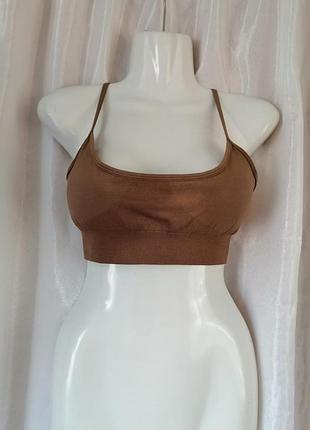 Бесшовный топ со съемными чашками на регулируемые бретелях