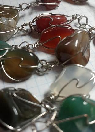 Яскраве намисто з камінчиків і дроту