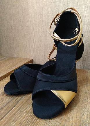 Танцювальні босоніжки для латини та сальси 25 см (39 розмір), чорний атлас із золотом, підошва замша