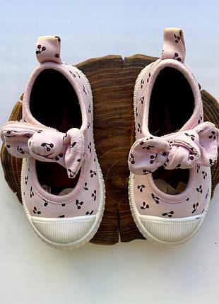Дитячі рожеві текстильні кеди капці для дівчинки на липучке sinsay baby 21  розмір (устілка 13 см) з вишеньками