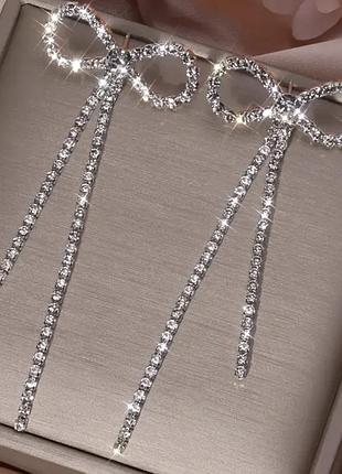 Изящные серьги бантики из страз, блестящие серьги стразы в форме банта, длинные серьги стразы