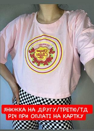 Світло рожева вкорочена футболка з принтом кроп топ чупа чупс мерч chupa chups легка бавовняна