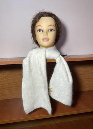 Білий шарф з ангоркою