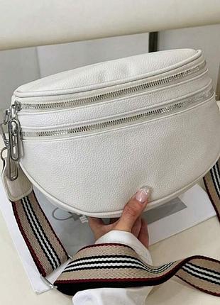 Белая женская сумка типа бананка