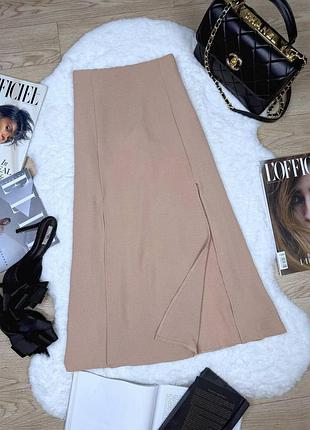 Стильна спідниця з розрізами