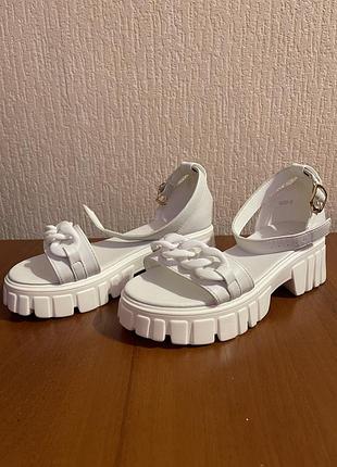 Білі босоніжки