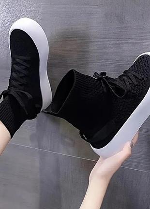 Високі дихаючи кросівки на товстій білій підошві