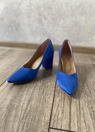 Атласні сині туфлі