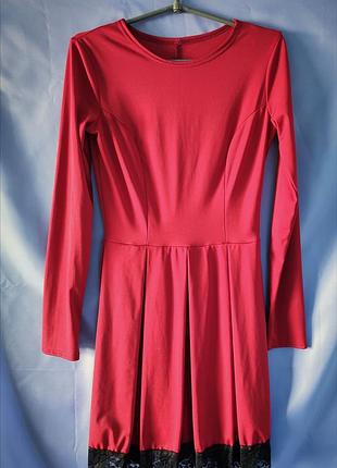 Красное эластичное платье-клеш с черным кружевом