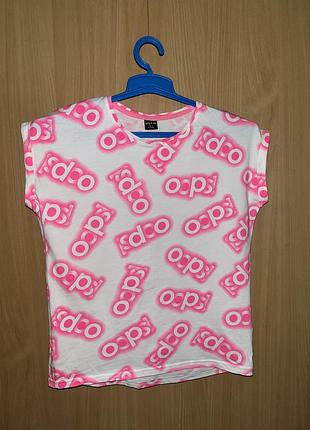 Яскрава футболка для підлітка, як нова