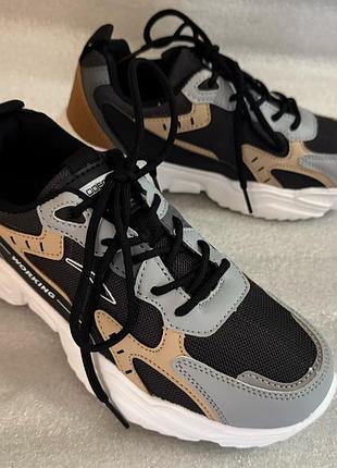 Кросівки легкі та зручні