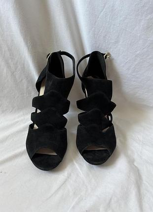 Босоніжки на каблуку