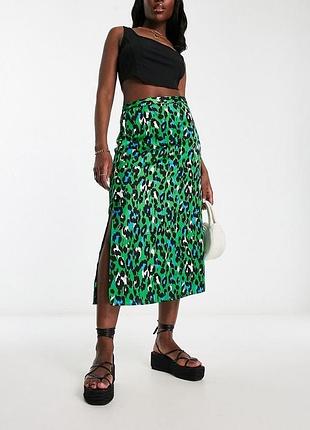 Трендова спідниця міді зелена з принтом з вирізами збоку
