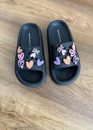 Шльопанці reserved