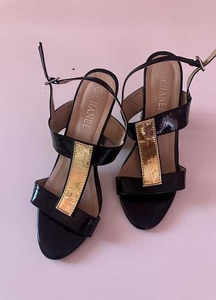 Босоніжки лакові