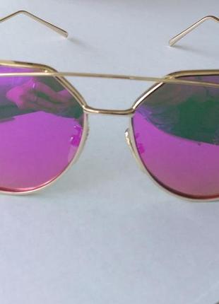 Яркие фигурные очки солнцезащитные.