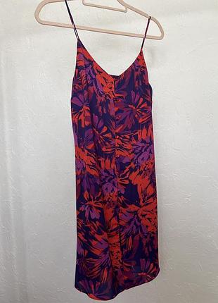 Сукня на ґудзиках в білизняному стилі