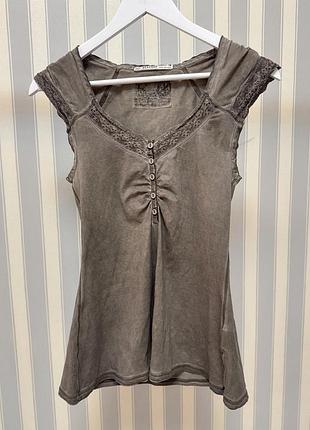 Коричнева гранжева футболка з мереживом