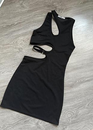 Маленька чорна сукня з вирізами