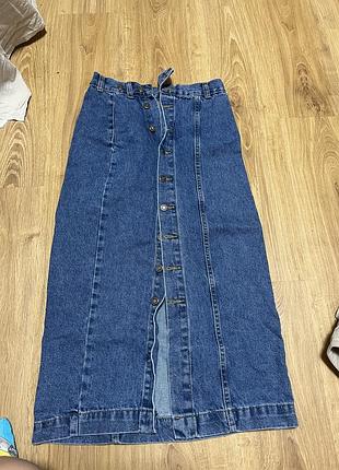 Темна джинсова спідниця з ґудзиками. гарно сидить на стегнах, стан повністю новий, не носила, куплена нещодавно. можливий торг