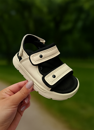 Босоніжки білі молочні на липучках,дуже легенькі,з супінатором,гнучкі,м'які