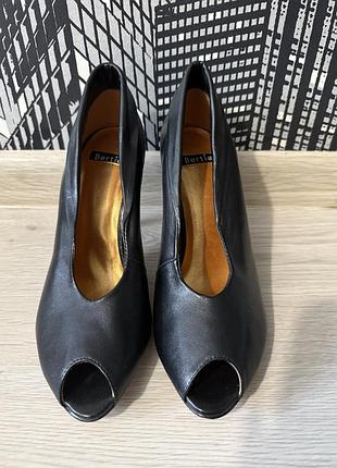 Туфлі з натуральної шкіри bertie базові чорні туфлі на підборах