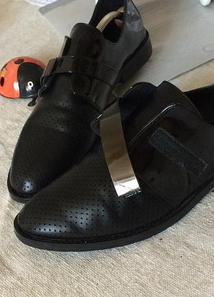 Жіночі осінні чорні туфлі лофери гострий носок 41 розмір