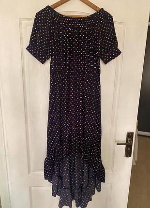 Сукня міді ,з оборкою по низу юбки. укорочена попереду подовжена позаду.горловини на  резінці. рукав ліхтарик. прінт :різнокольоровий горіх. розмір м