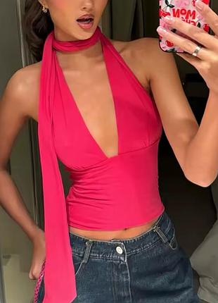 Яскраво-рожевий топ з довгими завʼязками