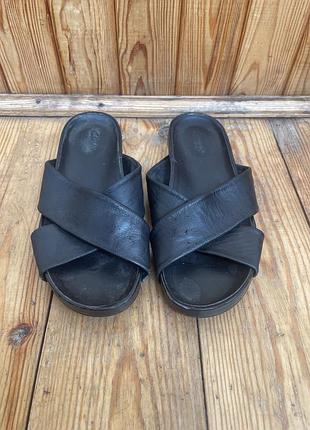 Чорні шкіряні шльопанці clarks