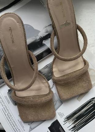 Бежеві тендітні босоніжки, тканеві босоніжки стрічки, босоніжки з тонкою стрічкою