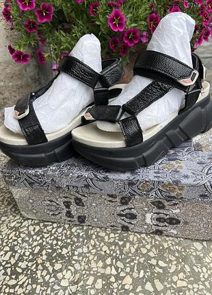 Босоніжки на високій підошві 37 розміру шкіряні все регулюється, тому підійдуть на будь-яку ніжку